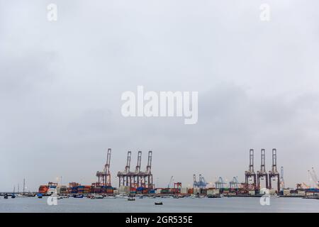 Vue panoramique de jour sur le quai sud du quartier de Callao à Lima, Pérou Banque D'Images