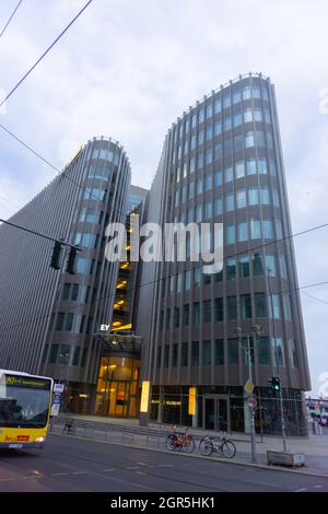 Berlin Allemagne - août 25 2017 ; bâtiment moderne de vente au détail et de bureau à l'architecture de grande hauteur, incluant le magasin de vêtements All Saints de la marque de cor Banque D'Images