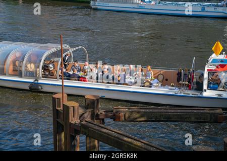 Berlin Allemagne - 26 2017 août ; personnes à bord d'un bateau sur la Spree en ville, profitant d'une croisière dîner en début de soirée Banque D'Images