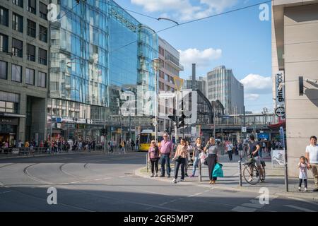 Berlin Allemagne - août 26 2017; dans leurs propres pensées, piétons et femme avec vélo attendant de traverser la rue sur homme vert lumière piétonne en co Banque D'Images