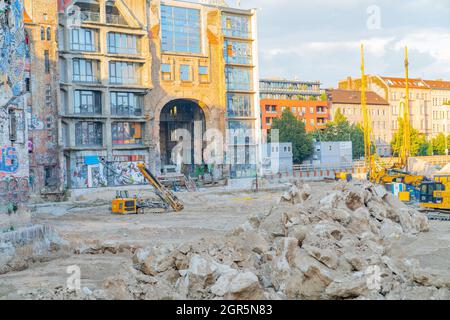 Berlin, Allemagne - août 28 2017; démolition de vieux décombres de roche d'un bâtiment détruit sur un chantier de construction dans la partie grungy de la ville.1 Banque D'Images