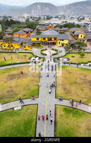 QUITO, EQUATEUR - 02 juin 2015: QUITO, EQUATEUR - DÉCEMBRE 26: Vue du sommet du monument équateur à Quito, Equateur le 26 décembre 2014 Banque D'Images