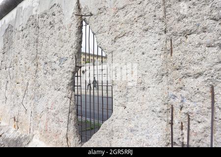 Berlin, Allemagne - 25 septembre 2017: Scène à travers Berlin trou de mur brisé avec renforcement de fer vue sur la rue Banque D'Images