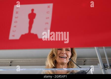 Los Angeles, Californie, États-Unis. 30 septembre 2021. Le directeur général de l'Académie des arts de la scène et des sciences Dawn Hudson prend la parole lors de la cérémonie de dédicace et de la découpe officielle du ruban pour l'ouverture du Musée de la scène de l'Académie le 30 septembre 2021 à Los Angeles. (Image de crédit : © Ringo Chiu/ZUMA Press Wire) Banque D'Images