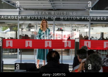 Los Angeles, Californie, États-Unis. 30 septembre 2021. Le directeur général de l'Académie des arts de la scène et des sciences Dawn Hudson prend la parole lors de la cérémonie de dédicace et de la découpe officielle du ruban pour l'ouverture du Musée de la scène de l'Académie le 30 septembre 2021 à Los Angeles. (Image de crédit : © Ringo Chiu/ZUMA Press Wire) Banque D'Images