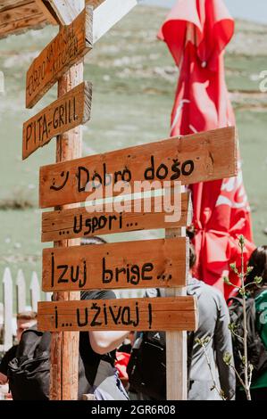 Cliché vertical d'un drôle de signe de bienvenue en serbe Banque D'Images