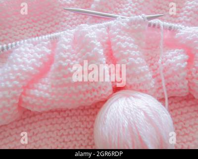 Projet de tricot - couverture bébé en cours Banque D'Images