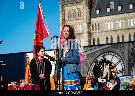 Dawn Lehstoseranon:nha parle lors de l'événement vérité et réconciliation sur la colline du Parlement, qui rend hommage à l'histoire douloureuse des peuples des Premières nations. Banque D'Images