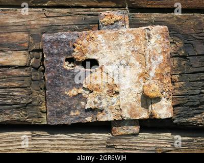 Plaque de mélal rouillée et abîmé sur les anciennes planches de bois Banque D'Images