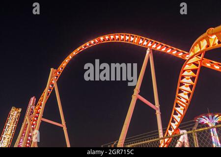 Image nocturne des montagnes russes Thunderbolt à Luna Park, Coney Island, Brooklyn, New York, États-Unis. Banque D'Images