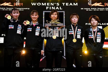 Doha, Qatar. 30 septembre 2021. Les joueurs du Japon célèbrent sur le podium après avoir remporté la finale de l'équipe féminine aux Championnats d'Asie ITTF-ATTU 2021 Doha à Doha, Qatar, le 30 septembre 2021. Credit: Nikku/Xinhua/Alay Live News Banque D'Images