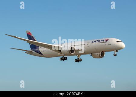 Miami, FL, USA-7 août 2021: Un Boeing 787 de LATAM Airlines sur l'approche finale de l'atterrissage à l'aéroport international de Miami. Banque D'Images