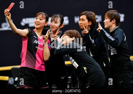 Doha, Qatar. 30 septembre 2021. Nagasaki Miyu (1er L) du Japon prend le selfie avec ses coéquipiers après avoir remporté la finale de l'équipe féminine aux Championnats d'Asie ITTF-ATTU 2021 Doha à Doha, Qatar, le 30 septembre 2021. Credit: Nikku/Xinhua/Alay Live News Banque D'Images