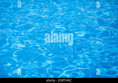 Fond d'eau, ondulation et flux avec vagues. Motif piscine bleu été. Mer, surface de l'océan. Vue de dessus avec place pour le texte. Banque D'Images