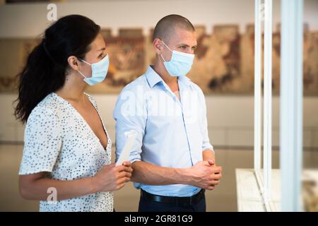 Homme et femme dans la salle de musée Banque D'Images