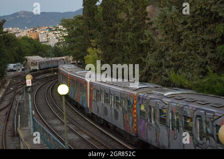 Le Pirée - chemin de fer urbain de Kifissia, connu sous le nom d'« électrique ».Thissio.Station de métro Thisseio à Athènes Banque D'Images