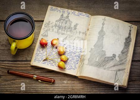 Journal de voyage vintage avec écriture manuscrite et croquis au crayon (autorisation de propriété jointe) sur table rustique avec thé - expédition de kayak en Pologne années 1970. Banque D'Images