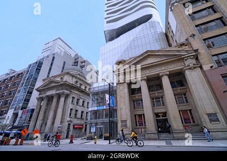 Toronto, Canada - le 26 septembre 2021 : afin de préserver l'architecture du patrimoine, cet immeuble moderne d'appartements comprend un ancien bâtiment de banque, qui l'utilise Banque D'Images