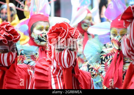 Bogota, Colombie. 30 septembre 2021. Pendant le Forum de l'éducation de district 21, les élèves exécutent un acte théâtral avec de la musique et des costumes à Bogota, en Colombie, le 30 septembre 2021. Crédit : long Visual Press/Alamy Live News Banque D'Images