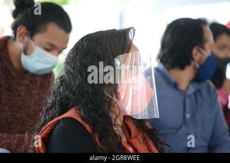 Bogota, Colombie. 30 septembre 2021. Une femme avec masque et masque de protection du visage veille au District Education Forum 21, à Bogota, en Colombie, le 30 septembre 2021. Crédit : long Visual Press/Alamy Live News Banque D'Images