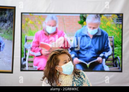 Bogota, Colombie. 30 septembre 2021. Le professeur de l'école Nuevo Chile, Tatiana Perez, observe en tant que panéliste le Forum de l'éducation de district à Bogota, Colombie, le 30 septembre 2021. Crédit : long Visual Press/Alamy Live News Banque D'Images