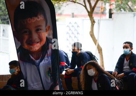 Bogota, Colombie. 30 septembre 2021. Un étudiant avec masque voit son doigt pendant le Forum d'éducation de district à Bogota, Colombie, le 30 septembre 2021. Crédit : long Visual Press/Alamy Live News Banque D'Images