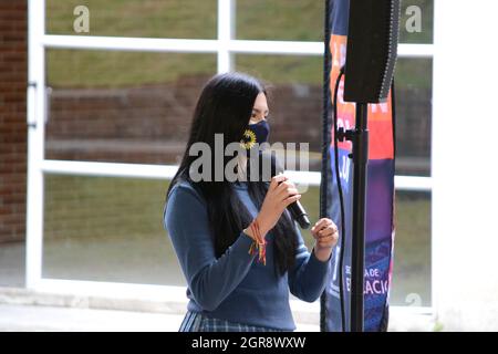 Bogota, Colombie. 30 septembre 2021. Un étudiant parle avec micro lors du Forum de l'éducation de district 21, à Bogota, Colombie, le 30 septembre 2021. Crédit : long Visual Press/Alamy Live News Banque D'Images