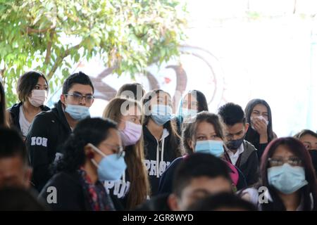 Bogota, Colombie. 30 septembre 2021. Des étudiants avec masque sont assis à regarder le Forum de l'éducation de district à Bogota, Colombie, le 30 septembre 2021. Crédit : long Visual Press/Alamy Live News Banque D'Images