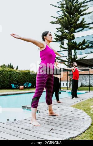 Femme latine d'âge moyen debout dans une séance de yoga qui s'étire les bras à Mexico Banque D'Images