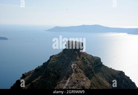 Skaros Rock à Santorini en Grèce, formation de roche créée par l'activité volcanique Banque D'Images