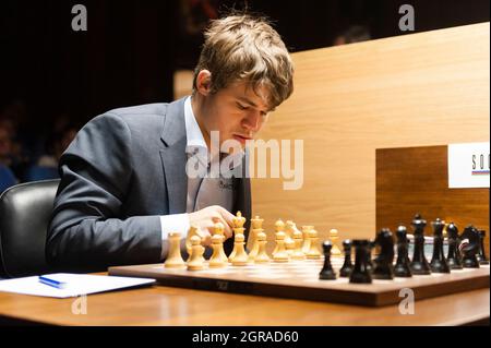 Magnus Carlsen de Norvège, premier joueur d'échecs au monde, prenant part au tournoi des candidats d'échecs du monde FIDE, Londres, Grande-Bretagne.Le vainqueur du tournoi, sera en compétition pour le titre mondial contre l'actuel campion India Viswanathan Anand dans le monde plus tard cette année.Sven Magnus Øen Carlsen (norvégien : né le 30 novembre 1990) est un grand-maître norvégien et ancien prodige d'échecs qui est le joueur numéro 1 dans le monde.Sa cote de pointe est de 2872, la plus élevée de l'histoire.Carlsen a été le champion d'échecs de Blitz 2009.Londres, Royaume-Uni.29 mars 2013 Banque D'Images