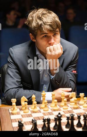 Magnus Carlsen de Norvège, premier joueur d'échecs au monde, prenant part au tournoi des candidats d'échecs du monde FIDE, Londres, Grande-Bretagne.Le vainqueur du tournoi, sera en compétition pour le titre mondial contre l'actuel campion India Viswanathan Anand dans le monde plus tard cette année.Sven Magnus Øen Carlsen (norvégien : né le 30 novembre 1990) est un grand-maître norvégien et ancien prodige d'échecs qui est le joueur numéro 1 dans le monde.Sa cote de pointe est de 2872, la plus élevée de l'histoire.Carlsen a été le champion d'échecs de Blitz 2009.Londres, Royaume-Uni.29 mars 2013 Banque D'Images