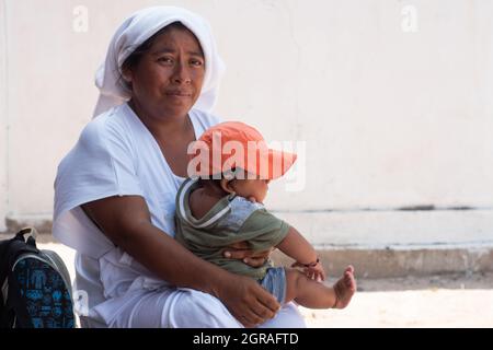 Mayapo, Colombie. 26 septembre 2021. Une mère de Wayuu pose un portrait avec son fils lors d'une mission humanitaire développée par 'de Corazon Guajira' à Mayapo à la Guajira - Colombie ont-ils visité les communautés indigènes de Wayuu 'Pactalia, Poromana, Perrohuila' le 26 septembre 2021. La région de Guajira, en Colombie, est la plus pauvre de la Colombie, et ses habitants vivent sans eau potable, sans électricité et sans nourriture. Crédit : long Visual Press/Alamy Live News Banque D'Images
