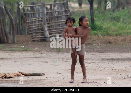 Mayapo, Colombie. 26 septembre 2021. Un petit enfant tient ses sœurs sur ses armes lors d'une mission humanitaire développée par 'de Corazon Guajira' à Mayapo à la Guajira - en Colombie, ils ont visité les communautés indigènes de Wayuu 'Pactalia, Poromana, Perrohuila' le 26 septembre 2021. La région de Guajira, en Colombie, est la plus pauvre de la Colombie, et ses habitants vivent sans eau potable, sans électricité et sans nourriture. Crédit : long Visual Press/Alamy Live News Banque D'Images