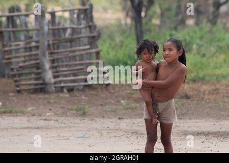 Mayapo, Colombie. 26 septembre 2021. Un petit enfant tient ses sœurs sur ses armes lors d'une mission humanitaire développée par 'de Corazon Guajira' à Mayapo à la Guajira - en Colombie, ils ont visité les communautés indigènes de Wayuu 'Pactalia, Poromana, Perrohuila' le 26 septembre 2021. La région de Guajira, en Colombie, est la plus pauvre de la Colombie, et ses habitants vivent sans eau potable, sans électricité et sans nourriture. Crédit : long Visual Press/Alamy Live News Banque D'Images