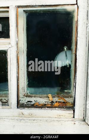 Fenêtre en bois dans une ancienne maison dans le village de près Banque D'Images