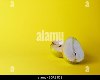 Poire fraîche en tranches sur fond jaune Banque D'Images