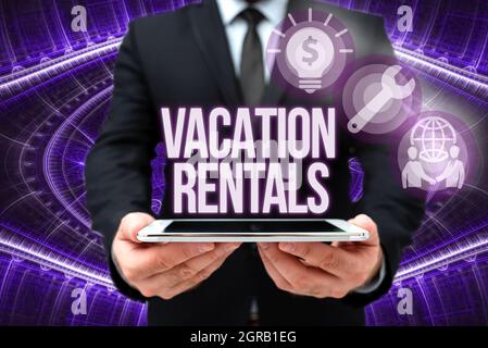 Affiche indiquant les locations de vacances. Business concept location hors de la maison d'appartement condominium pour un court séjour Homme dans le bureau Uniform Holding Tablet Banque D'Images