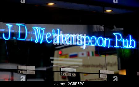 Photo de dossier datée du 15/07/2015 d'un signe de Wetherspoon. Wethercuillers a sombré à sa plus grande perte jamais l'année dernière alors que les règles Covid-19 ont vu la chaîne fermer ses pubs pendant 19 semaines. Les pertes avant impôts sont passées de £34.1 millions à £154.7 millions au cours des 12 mois de juillet 25 par rapport à l'année précédente, avec des ventes en baisse de £1.26 milliards à £773 millions, bien que le président Tim Martin ait suggéré qu'il y avait des signes de reprise. Date de publication : vendredi 1er octobre 2021. Banque D'Images