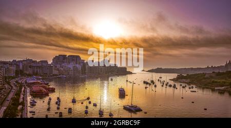 Malte: Marsamxett Harbour à la lumière du soleil levant. Banque D'Images