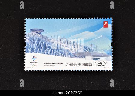 CHINE - VERS 2021: Un timbre imprimé en Chine montre les Jeux Olympiques d'hiver de 2021-12 Beijing 2022 - lieux de compétition Centre national de saut à ski, vers Banque D'Images