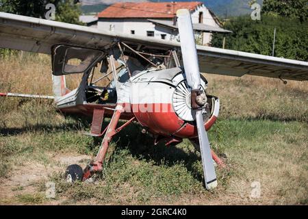 Gros plan d'un avion d'époque abandonné. Banque D'Images