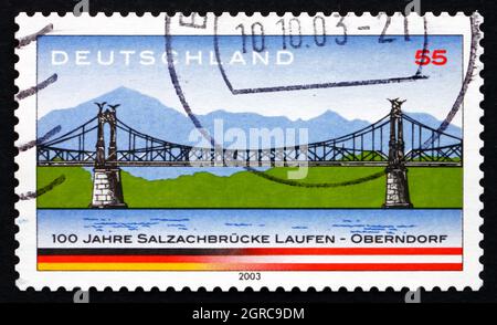 ALLEMAGNE - VERS 2003: Un timbre imprimé en Allemagne montre le pont de la rivière Salzach, Laufen, Allemagne - Oberndorf, Autriche, Centenaire, vers 2003 Banque D'Images