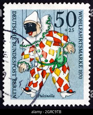 ALLEMAGNE - VERS 1970: Un timbre imprimé en Allemagne, Berlin montre Pulcinella, Puppet, vers 1970 Banque D'Images
