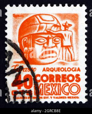 MEXIQUE - VERS 1951 : un timbre imprimé au Mexique montre Stone Head, Tabasco, Olmec Civilization of Ancient Mesoamerica, vers 1951 Banque D'Images