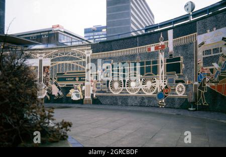 Une vue de l'histoire originale de Snow Hill, une fresque de Kenneth Budd en 1968 située à St Chad's Queensway, Birmingham, Angleterre, Royaume-Uni en 1978. La fresque célébrait l'histoire de la gare de Birmingham Snow Hill et du Great Western Railway, la compagnie qui gérait le service de train entre Londres Paddington et la gare de Snow Hill. La murale a été détruite en 2007 lorsque la région a été redéveloppée. En 2013, le fils de Kenneth Budd, Oliver Budd, a refait la fresque en miniature à proximité. Cette image provient d'une ancienne transparence couleur 35 mm amateur, une photographie vintage des années 1970. Banque D'Images