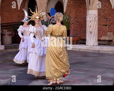 Cracovie, Pologne - 29 juillet 2021: Représentation - Harmonia Mundi interprétée par Cracovie Danza Ballet dans la cour du Collegium Maius de Jagiell Banque D'Images