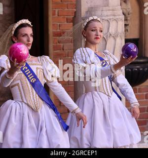 Cracovie, Pologne - 29 juillet 2021: Représentation - Harmonia Mundi interprétée par Cracovie Danza Ballet dans la cour du Collegium Maius de Jagiell Banque D'Images