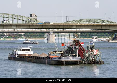 Un dredger de la société Hülskens Wasserbau approfondit et élargit le canal de navigation dans le Rhin près de Cologne. --- Baggerschiff der Firma Hülskens Hydrotechnik vertieft und verbreitert im Rhein in Köln die Fahrrinne für die Schiffahrt. Banque D'Images