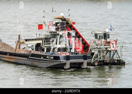 Un dredger de la société Hülskens Wasserbau approfondit et élargit le canal de navigation dans le Rhin près de Cologne. --- Baggerschiff der Firma Hülskens Hydrotechnik vertieft und verbreitert im Rhein in Köln die Fahrrinne für die Schiffahrt. Banque D'Images